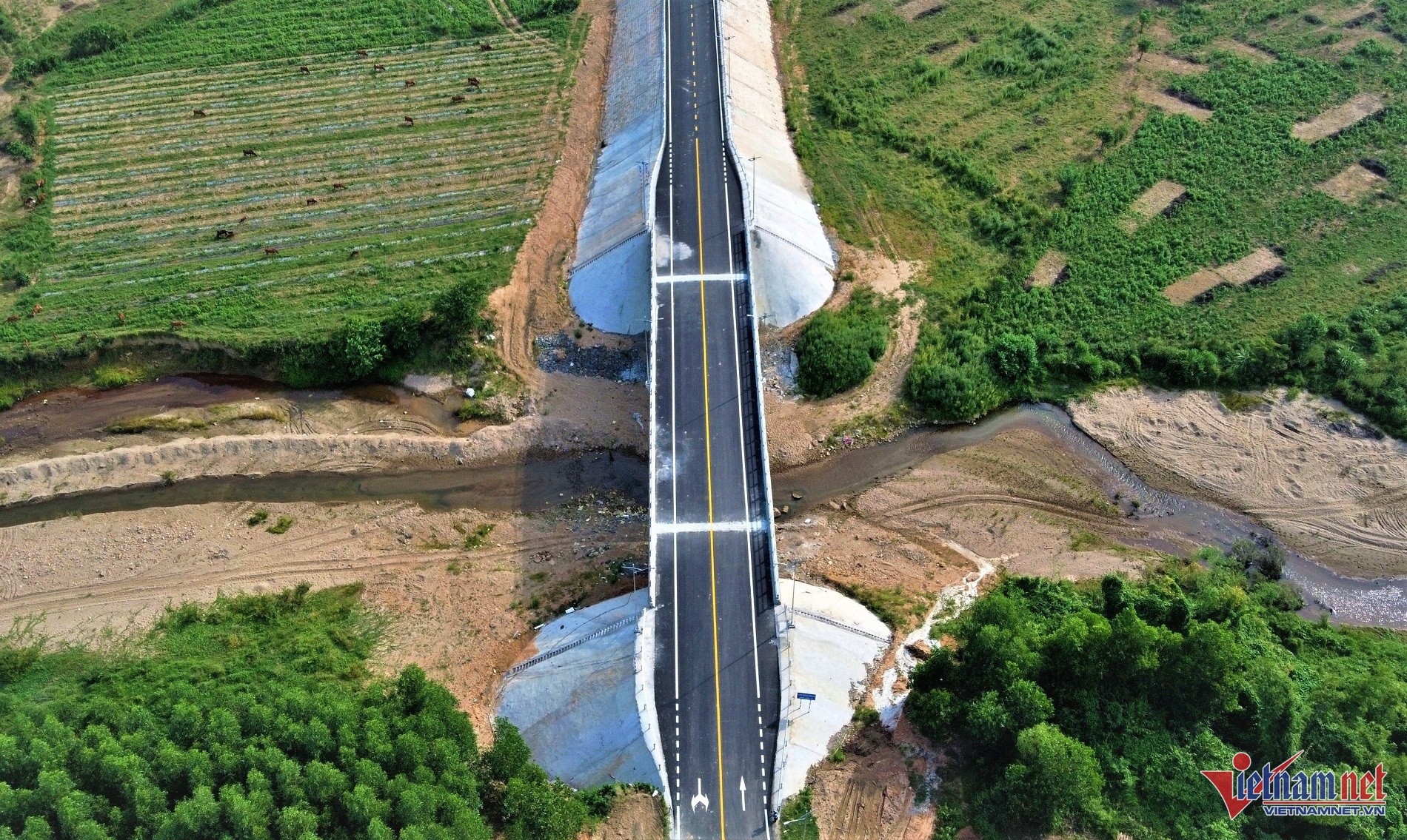 Tiếp giáp với nút giao ở cuối tuyến là cầu Bàu Bàng bắc qua suối Bàu Bàng.