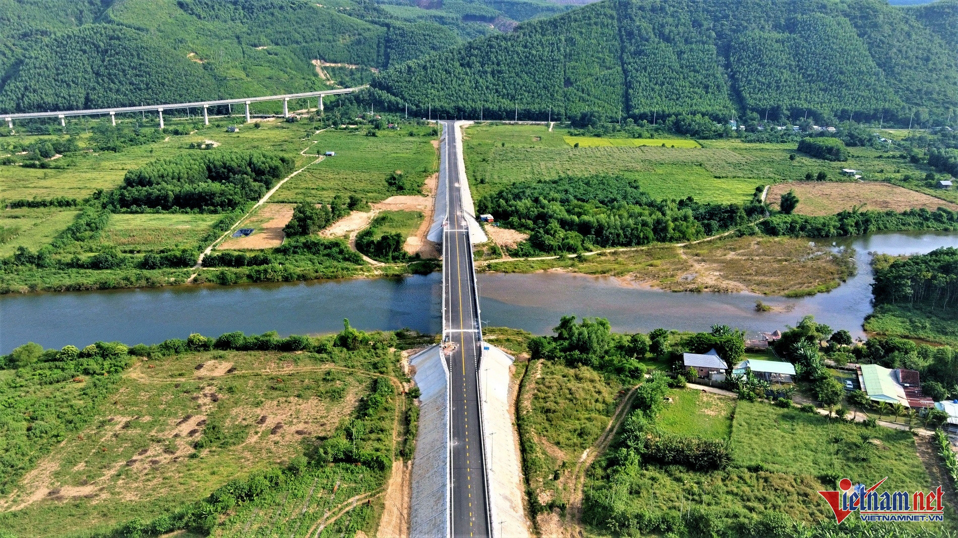 Trên tuyến giao thông này có hai cây cầu được xây dựng là cầu qua sông Cu Đê và cầu qua suối Bàu Bàng. Trong ảnh là cầu Cu Đê có tổng chiều dài 118,3m.