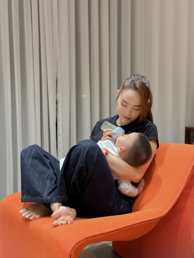 Nữ ca sĩ đã lui về chăm sóc gia đình nhỏ sau khi làm dâu hào môn, sự tái xuất của cô đang rất được mong chờ