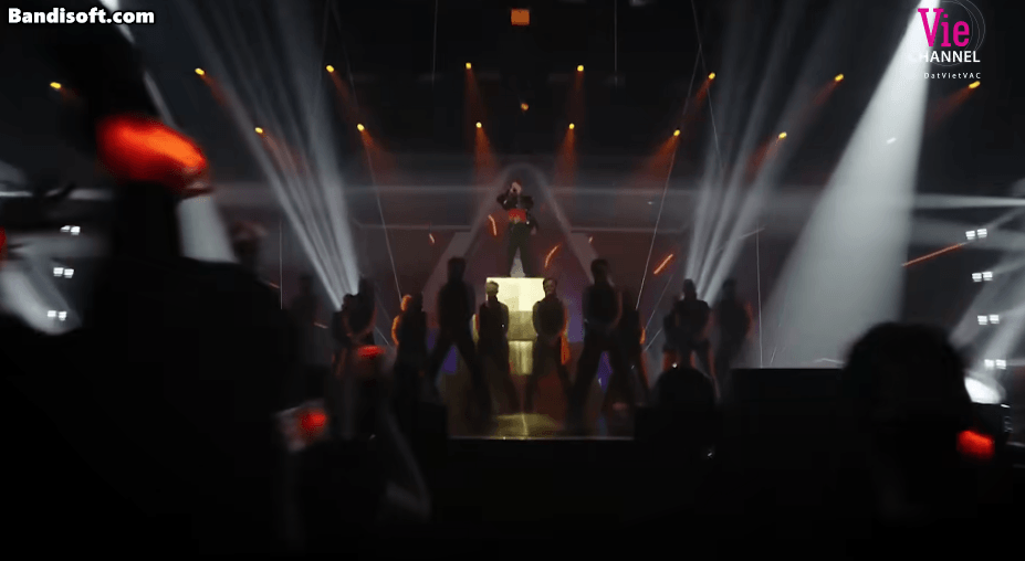 CAPTAIN mang tới sân khấu một tiếc mục đầy bí ẩn với sự trợ diễn của các vũ công