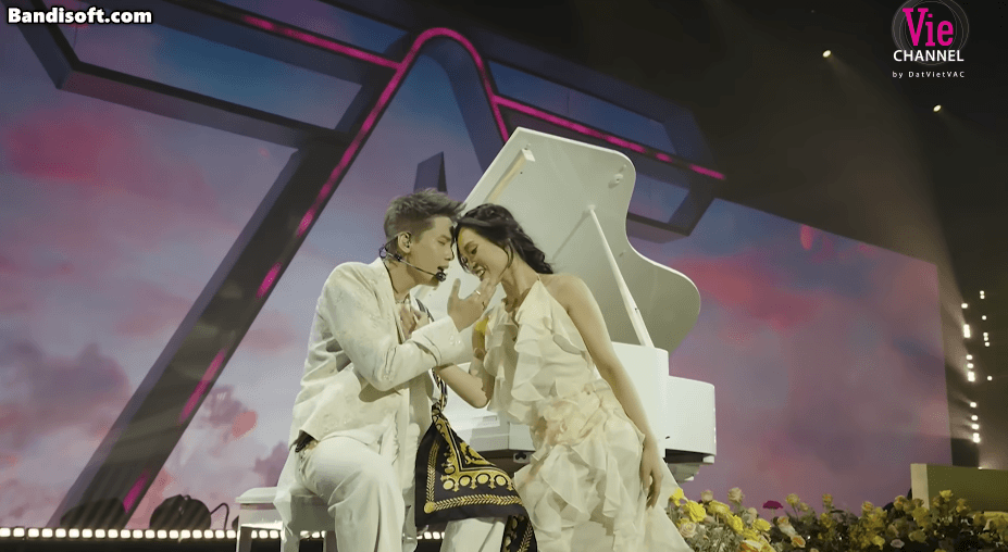 Quân A.P cũng hé lộ tiết mục của mình sẽ là một hình ảnh Quân A.P khác nhất từ trước đến giờ. Sân khấu của nam ca sĩ mang màu sắc lãng mạn