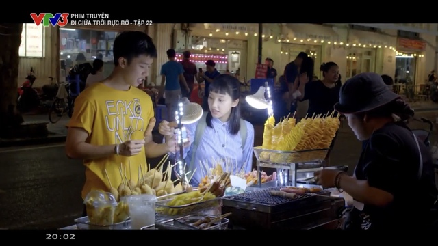 Sau đó còn cùng đi ăn uống và dạo chơi ở phố đi bộ