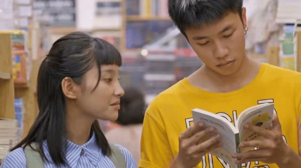 Cặp gà bông vui vẻ chọn sách cho nhau