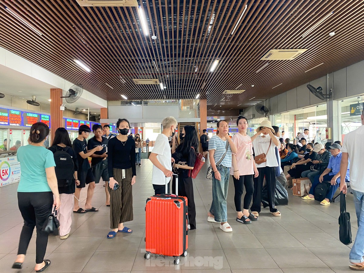 Bến xe Nước Ngầm lúc 11 giờ trưa nay đã rất đông người.