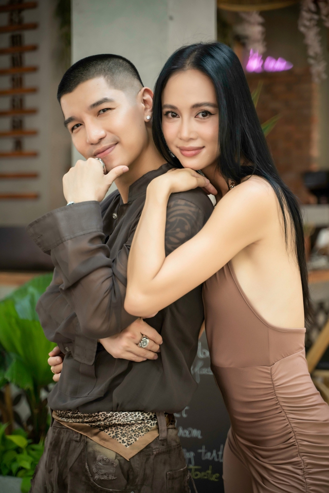 Trong khi chồng là Cường Seven đang chinh phục khán giả ở Anh Trai Vượt Ngàn Chông Gai thì vợ cũng 