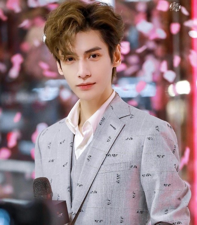 Cúc Tịnh Y và La Vân Hi là những ngôi sao đem lại nhiều lợi nhuận nhất cho công ty.