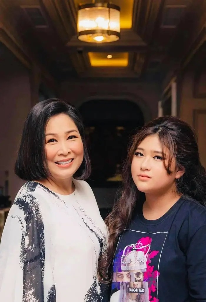 Bí Ngô cùng NSND Hồng Vân