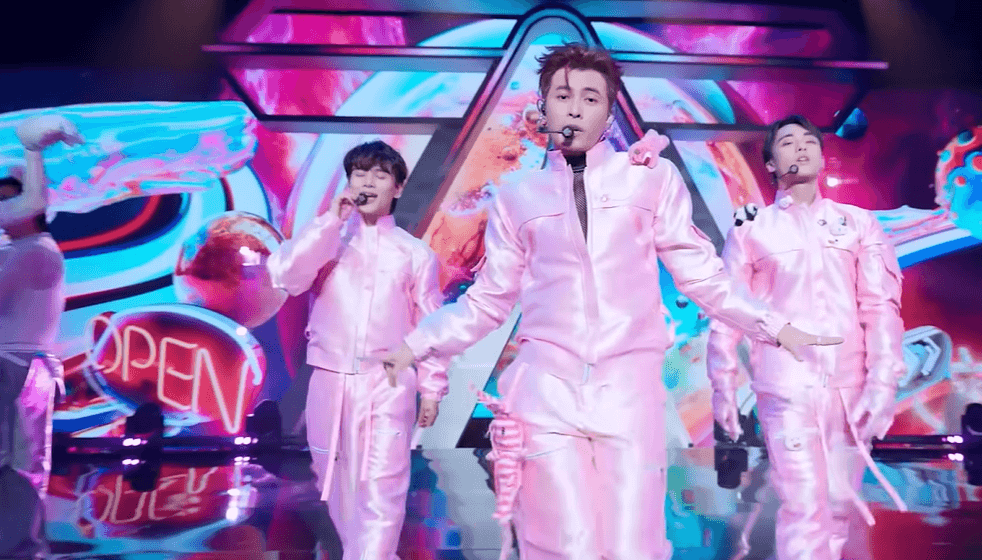 Sân khấu You Had Me At Hello cũng có trang phục hồng, nội dung đơn giản là các màn 