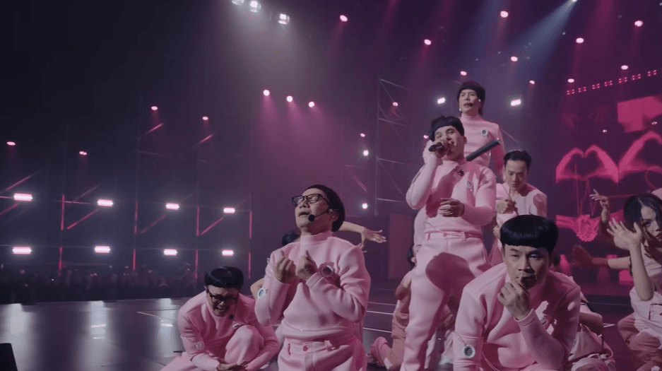 Sân khấu Trái Đất Ôm Mặt Trời cũng có áo hồng, nội dung về một 