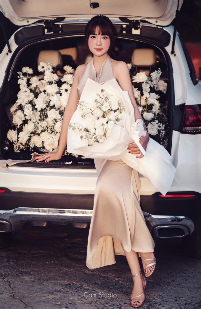 Nhan sắc xinh đẹp của vợ cầu thủ Văn Đức