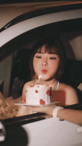 Vợ Văn Đức bắt trend đón sinh nhật trên xe sang