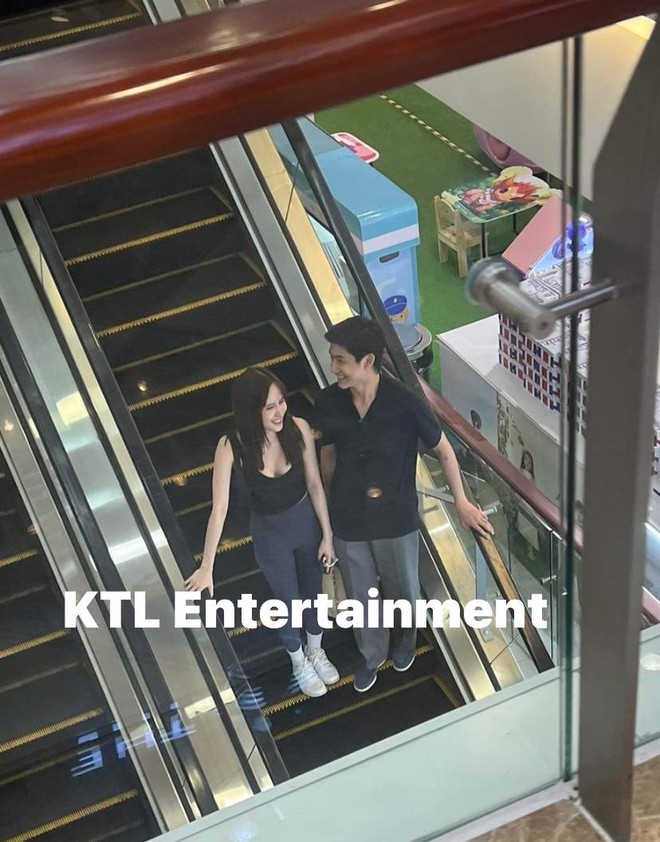 Cả hai không ít lần bị bắt gặp mua sắm ở trung tâm thương mại TP.HCM