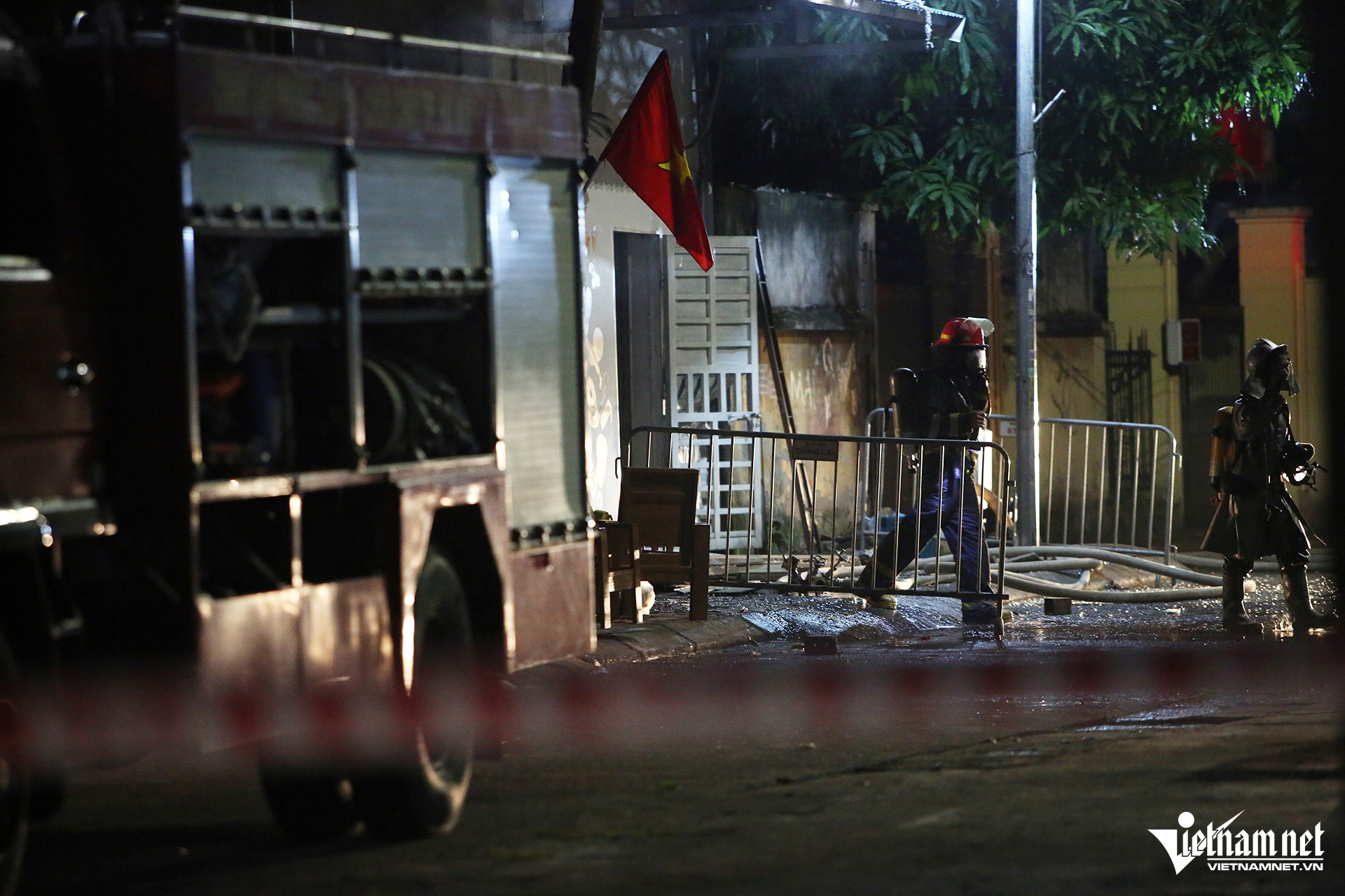 Lực lượng Cảnh sát PCCC&CNCH phun nước làm mát, thoát khói. Ảnh: Đình Hiếu