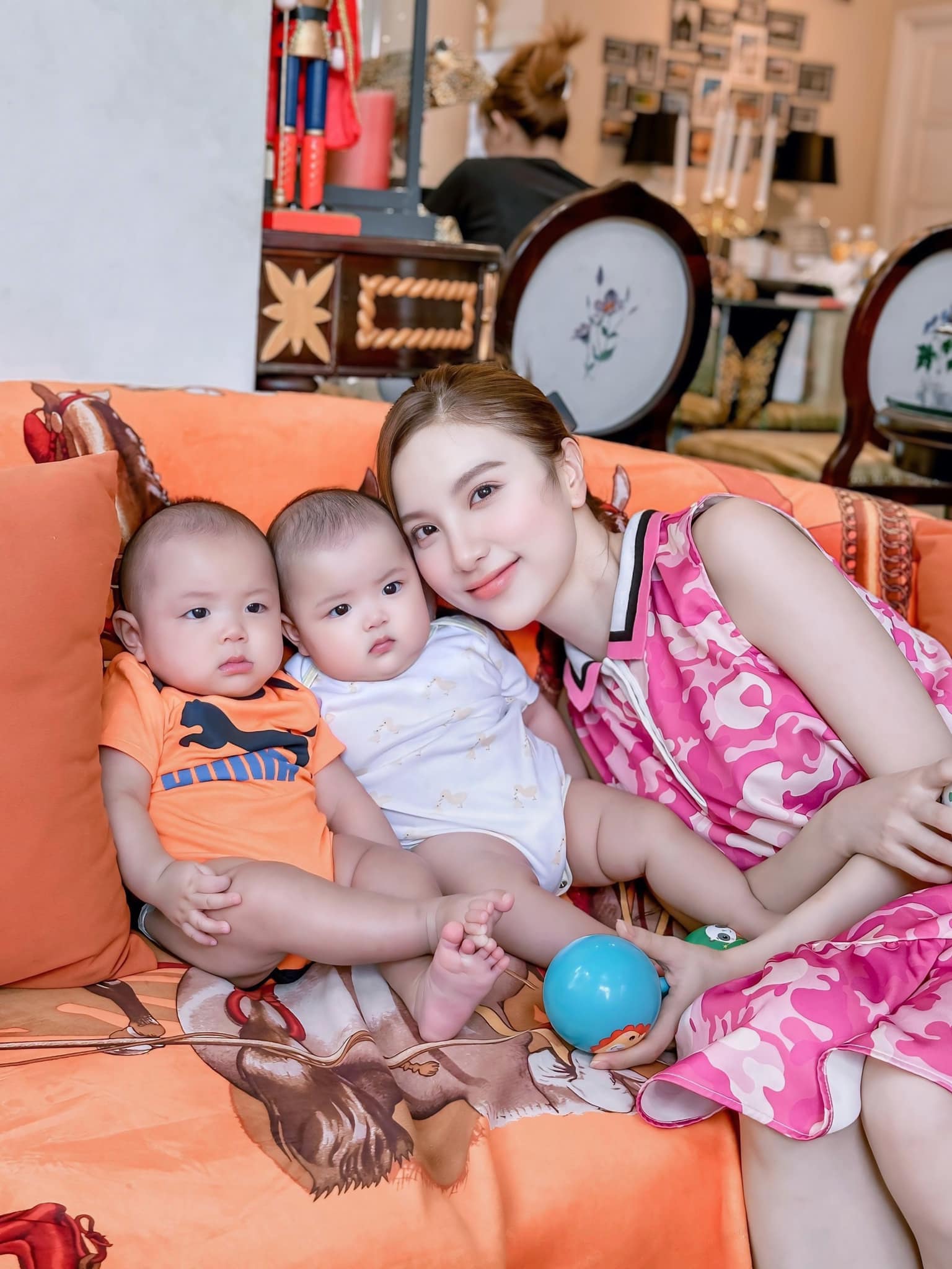 Cô đã lui về hậu trường hơn 10 năm để kinh doanh, kết hôn và sinh con