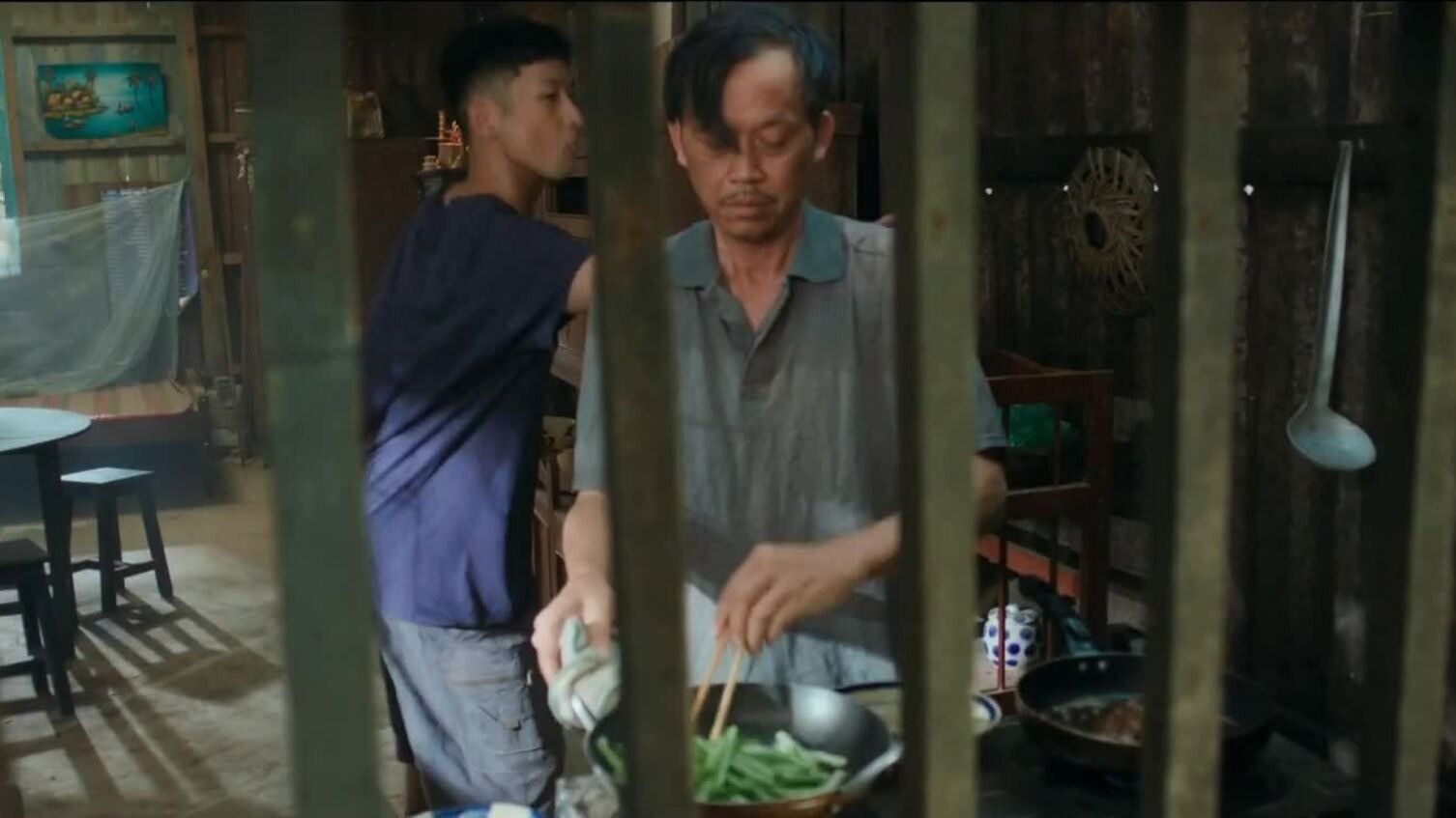 Sau nhiều năm ngừng đóng phim nhựa, NSƯT Hoài Linh trở lại với vai diễn bi kịch, nặng về tâm lý.