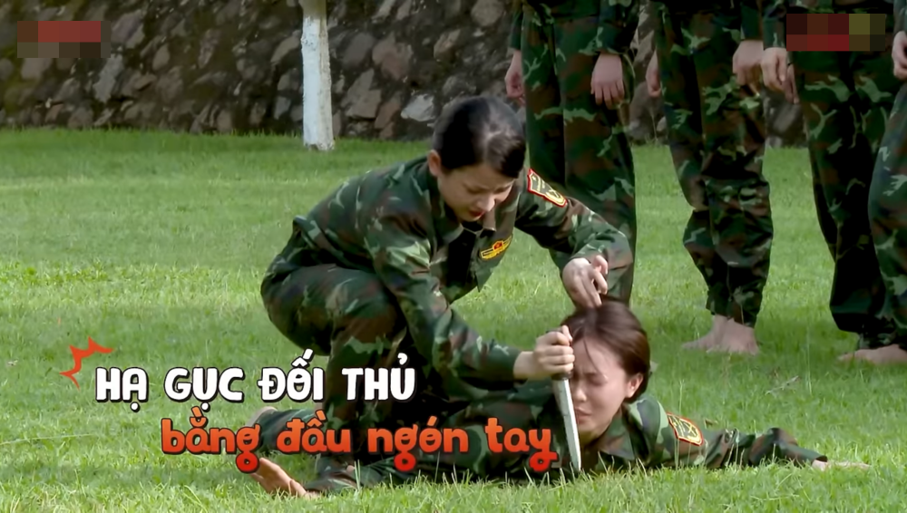 6 chiến sĩ còn lại tỏ ra khá lúng túng, vụng về.