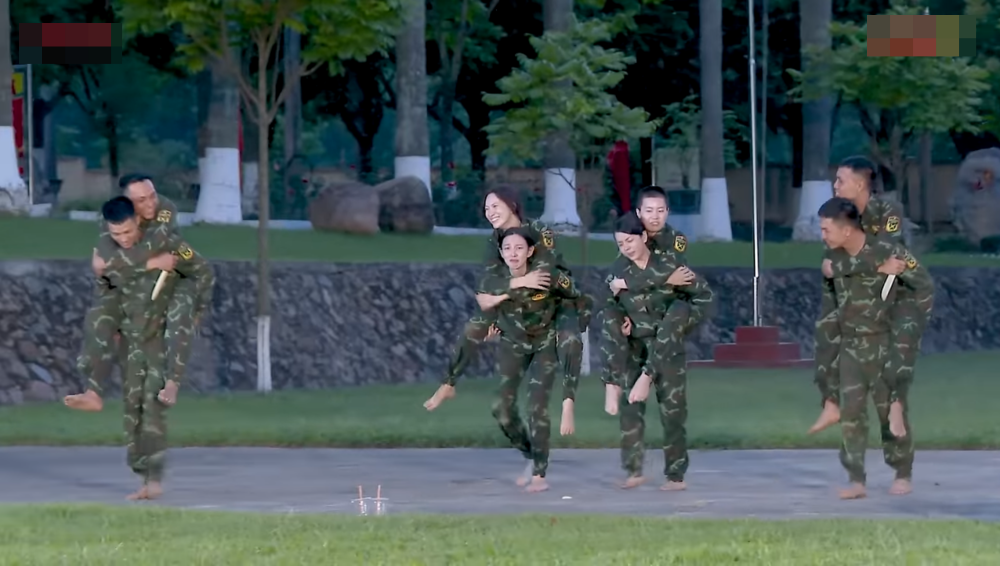 Đội thua chịu hình phạt cõng các thành viên của đội chiến thắng.