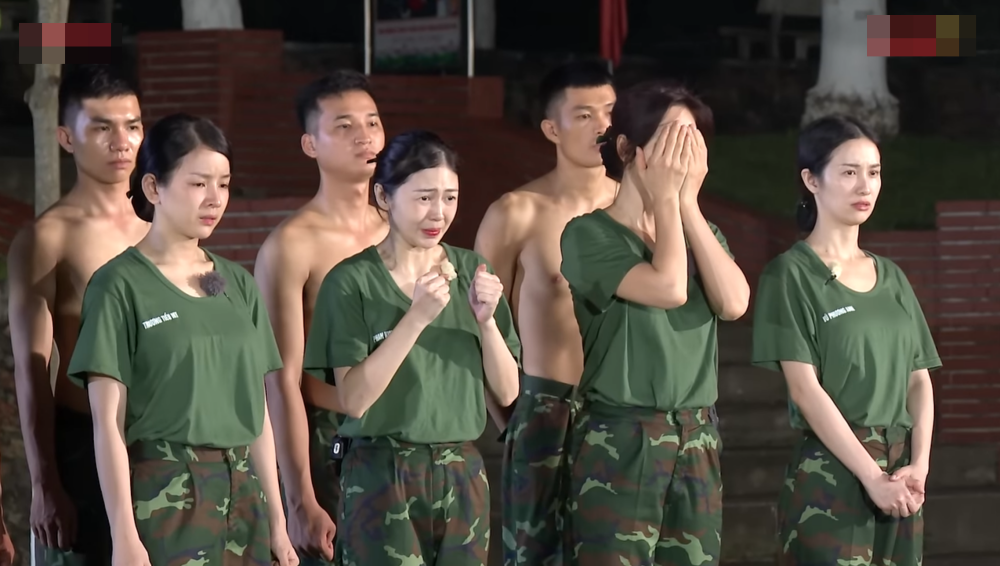 Phương Anh Đào che mặt trong khi Liz Kim Cương, Mie đã rơi nước mắt vì quá thương các chiến sĩ.