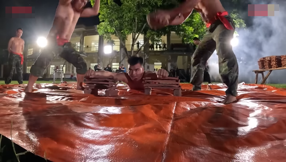 Những màn trình diễn khí công của các chiến sĩ tại Lữ đoàn đặc công 113.