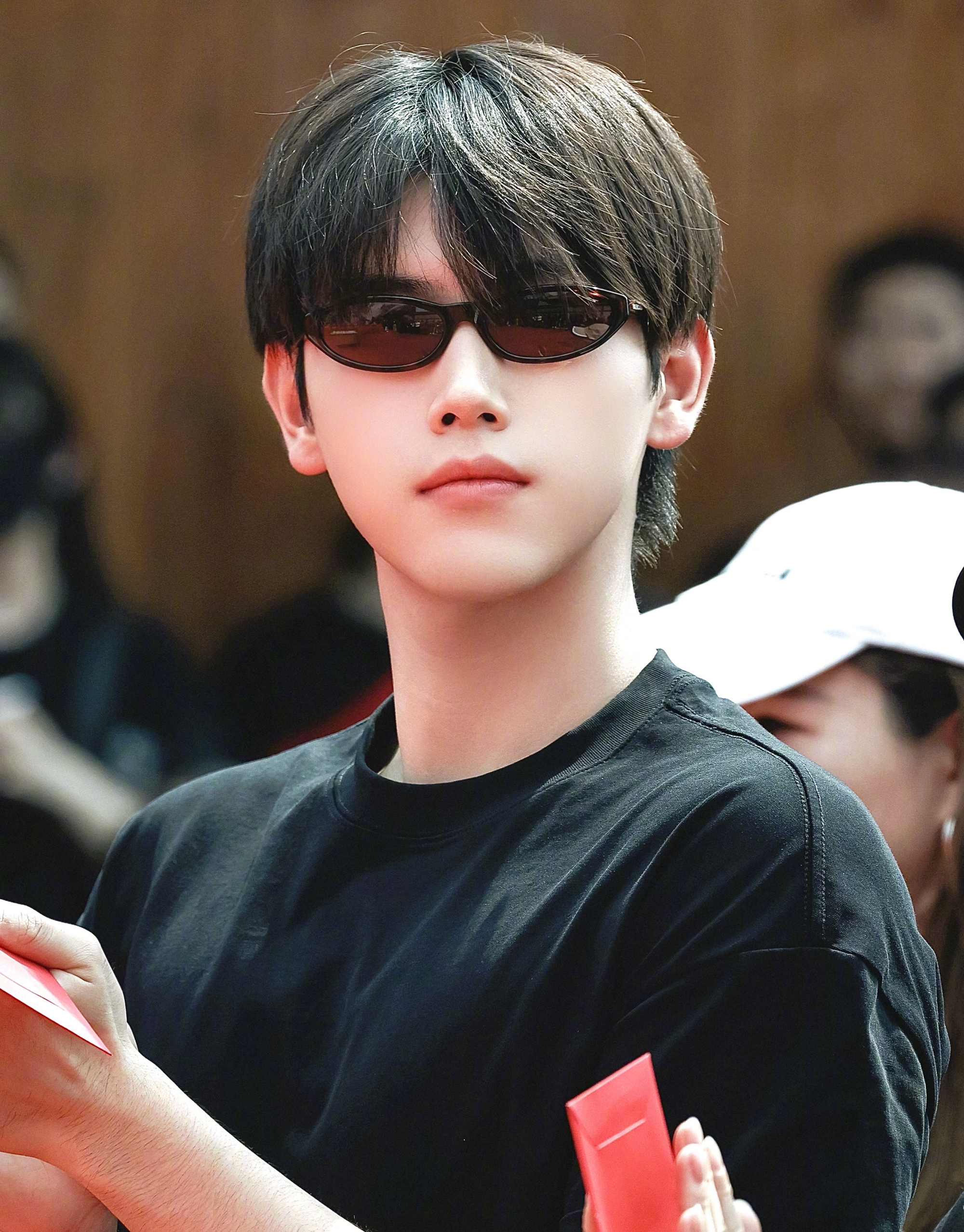 Trần Phi Vũ trẻ trung, diễn xuất khá tốt nhưng khả năng tạo chemistry với bạn diễn cũng không mạnh