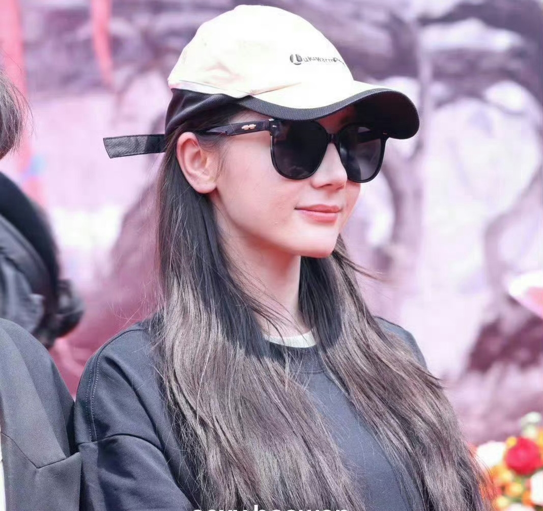 Địch Lệ Nhiệt Ba bị chê thần sắc kém, da xấu già hơn Trần Phi Vũ