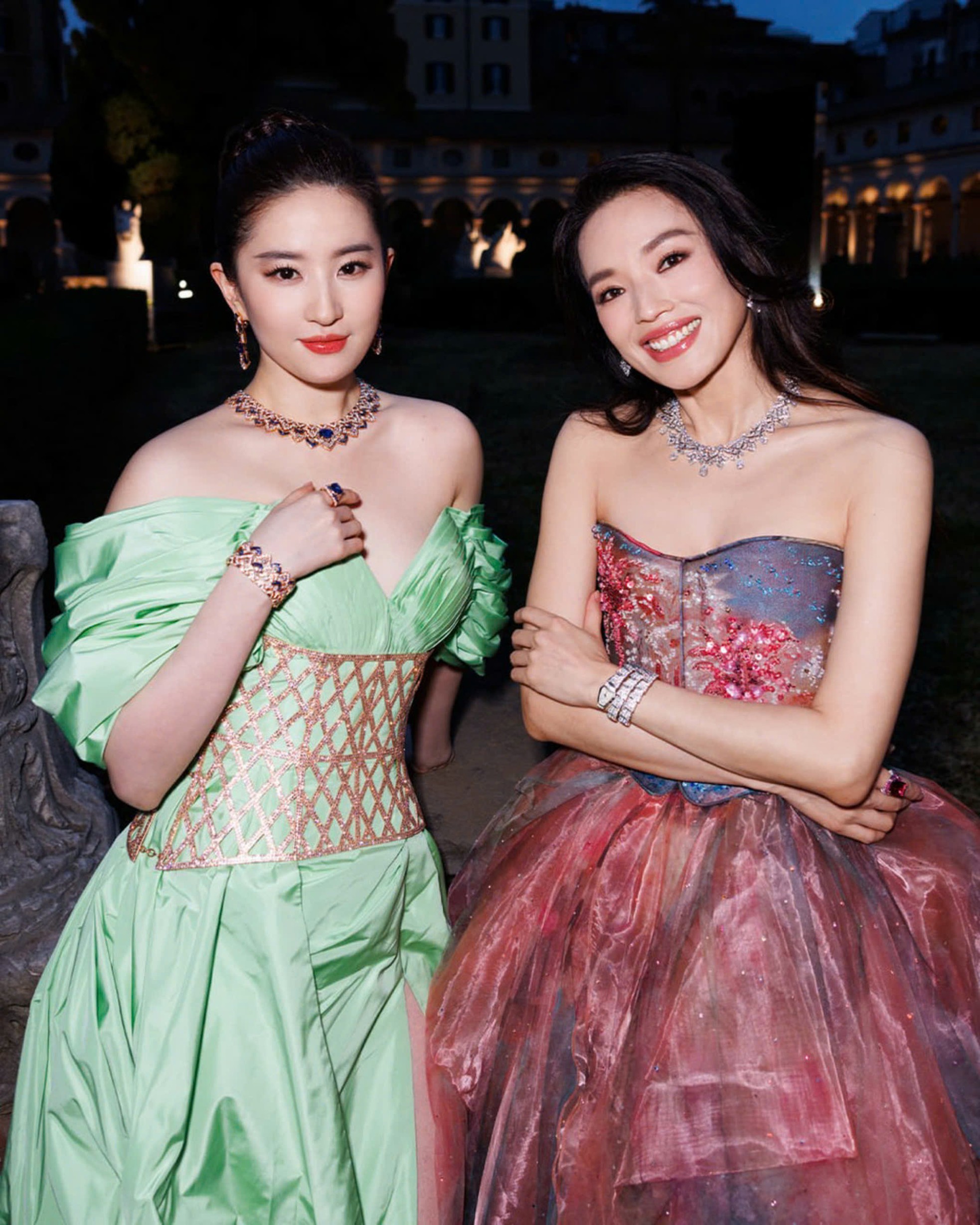 Lưu Diệc Phi (trái) và Thư Kỳ - mỗi người một vẻ.