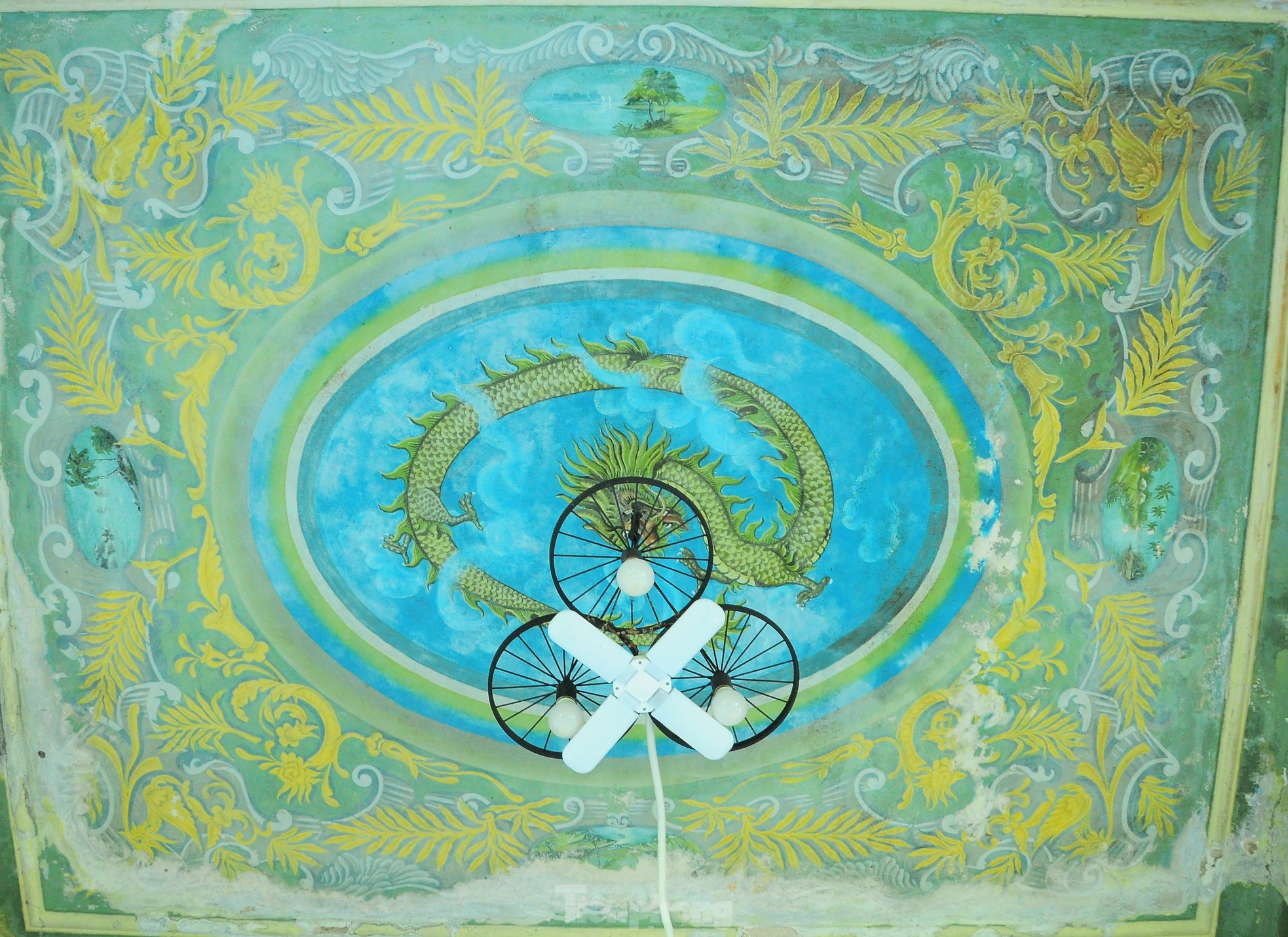 Hoa văn ở trần sảnh, kết hợp với bóng đèn, quạt trần...