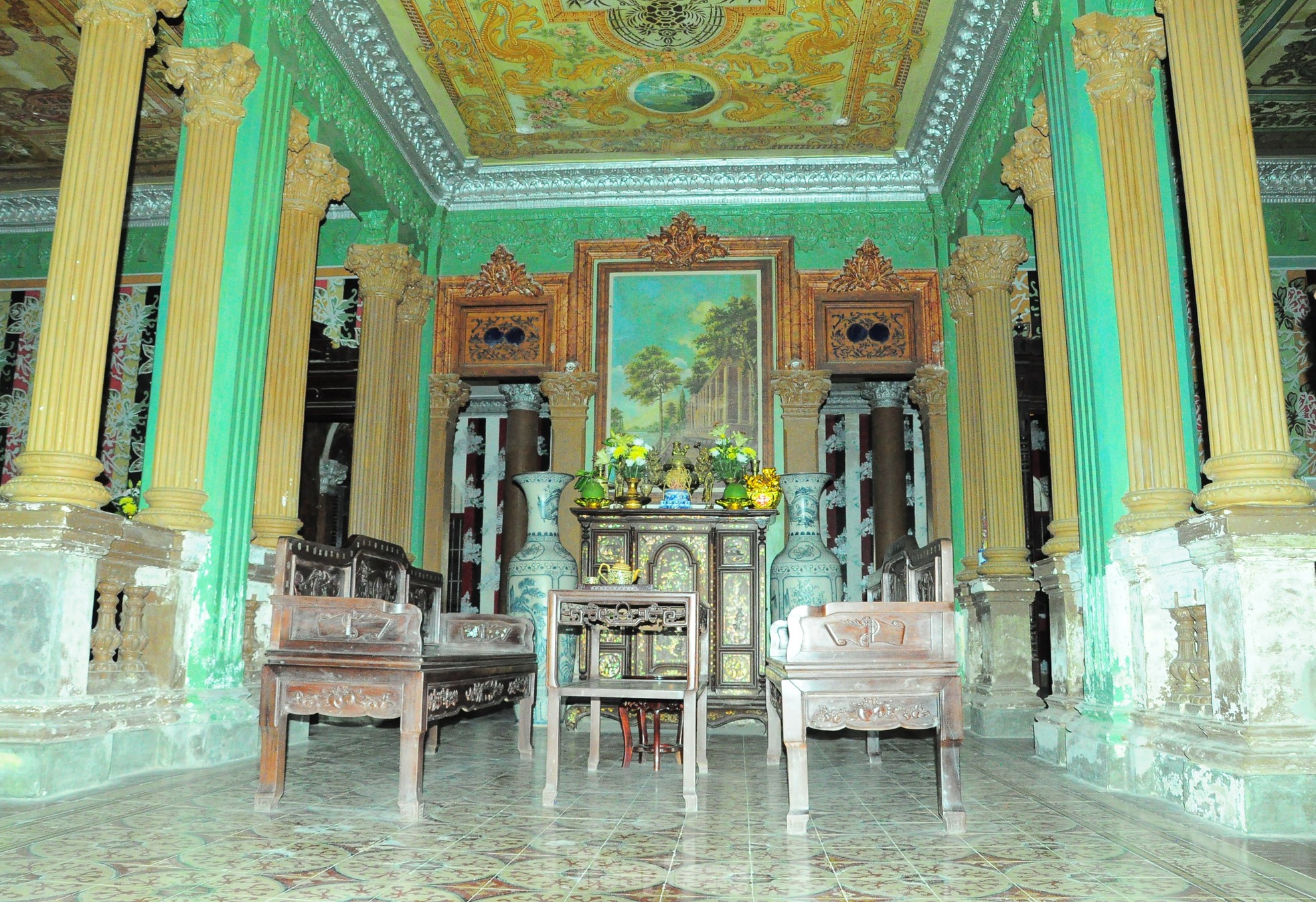 Gian chính ngôi nhà.