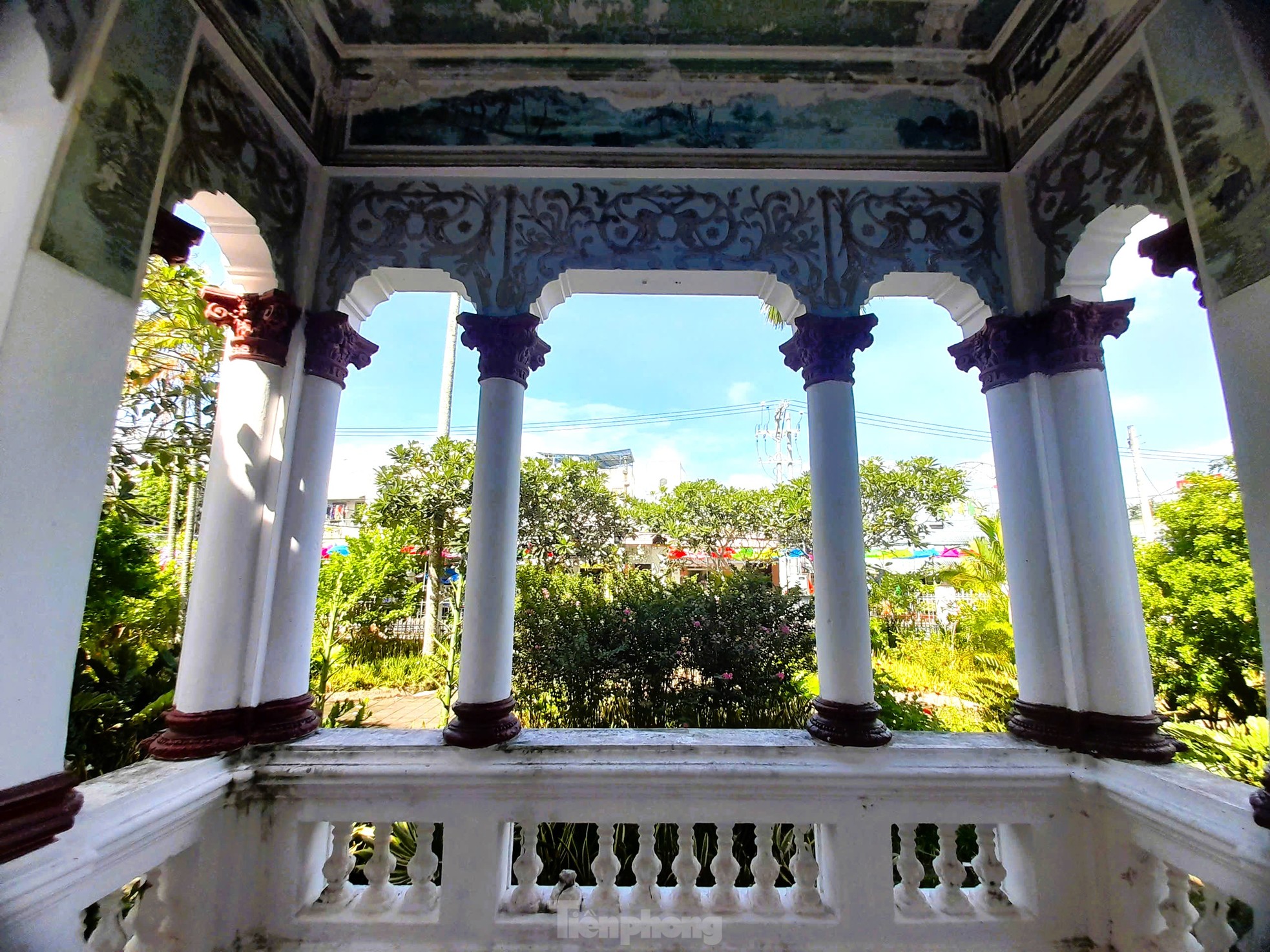 Sảnh đón nằm giữa nhà và nhô ra phía trước. Trên các cột đều gắn phù điêu; trần, vách có tranh vẽ về đề tài ngư - tiều - canh - độc, núi sông, nhà cửa, ghe thuyền...