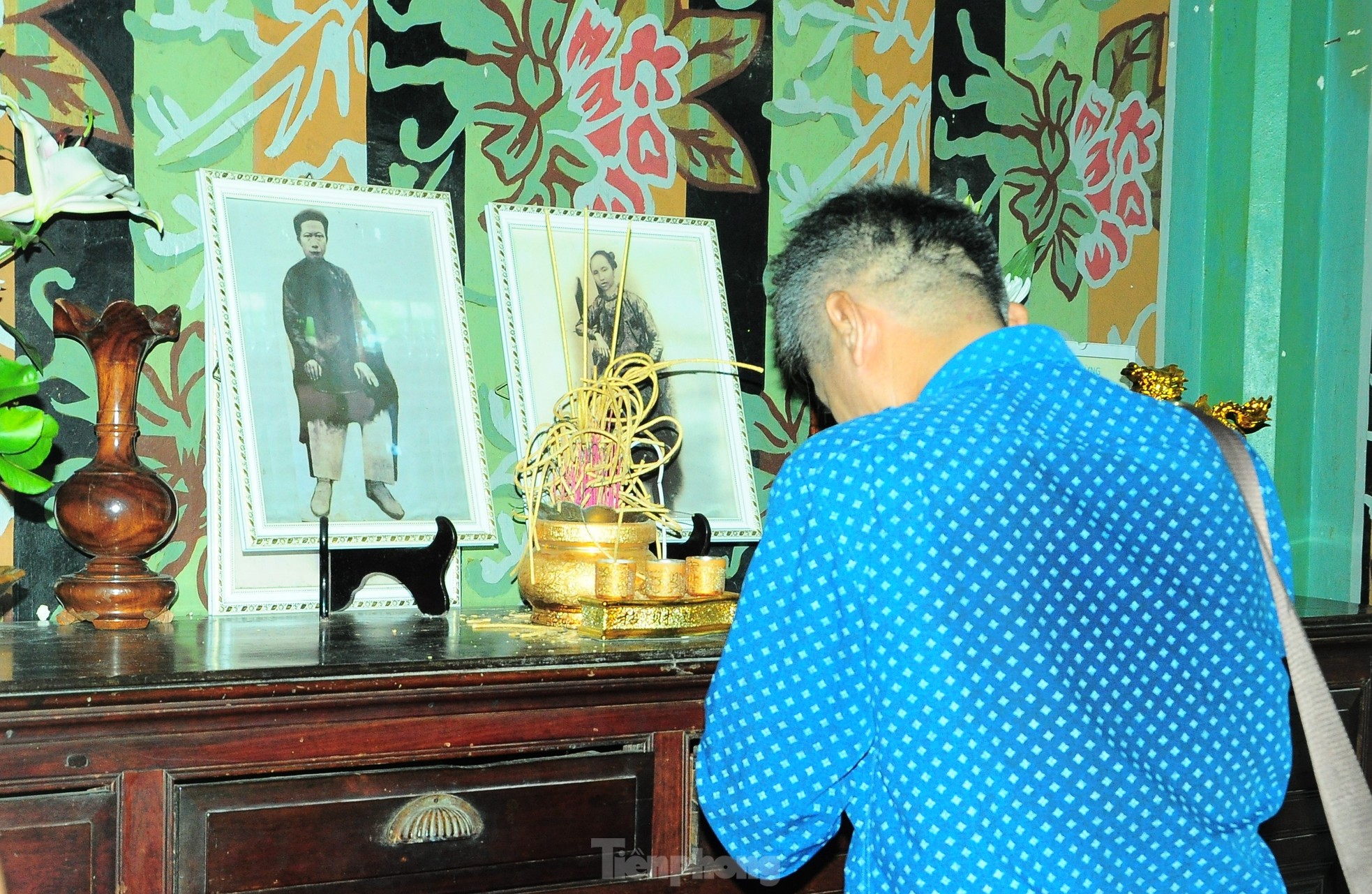 Du khách thắp hương tại ban thờ vợ chồng ông Huỳnh Kỳ.
