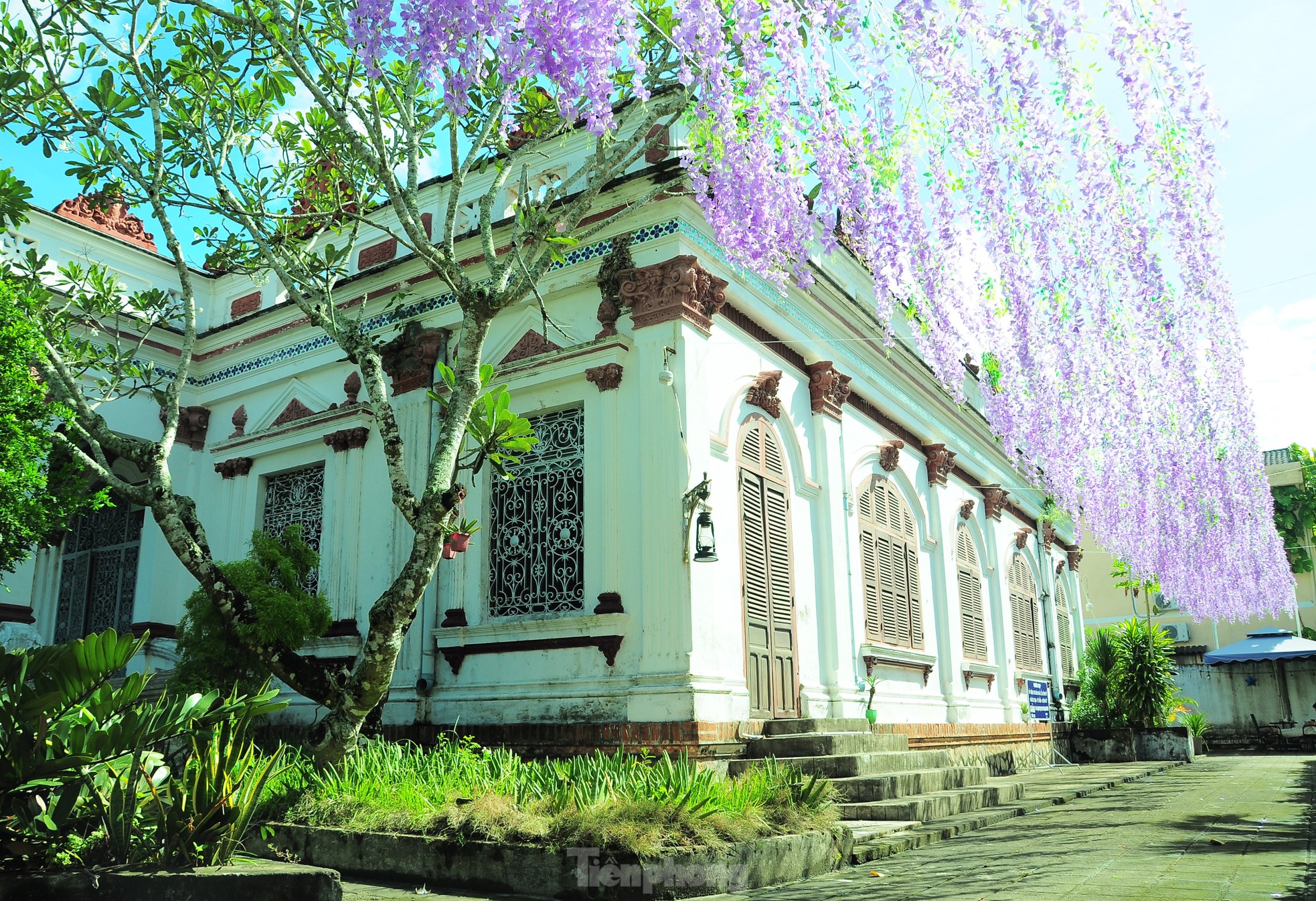 Ngôi nhà gồm 5 gian, chia làm 2 phần trước và sau kiểu 