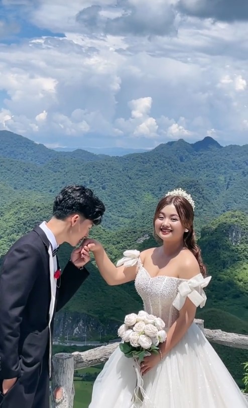 Hình ảnh Mua Thị Dua mặc váy cưới bên bạn trai được cộng đồng mạng chia sẻ rầm rộ