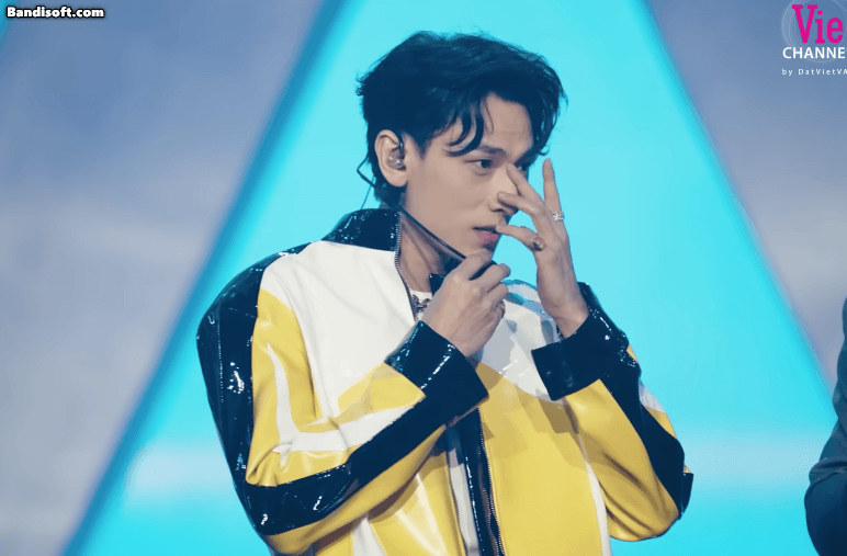 Isaac rơi nước mắt trên sân khấu