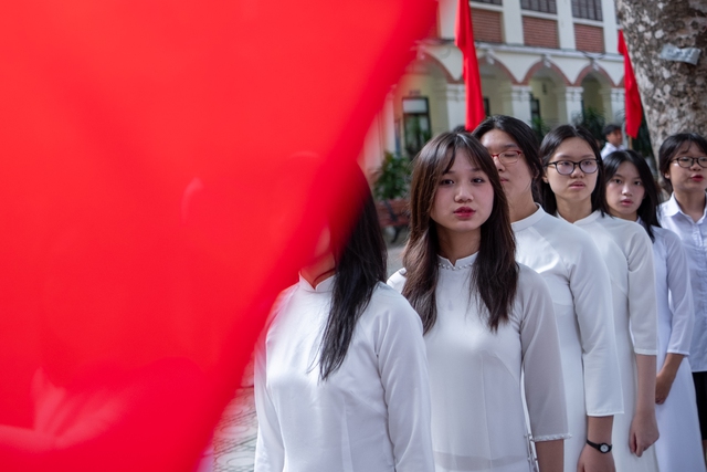 Không cần make up cầu kỳ, cứ mặc áo dài trắng là con gái Việt 