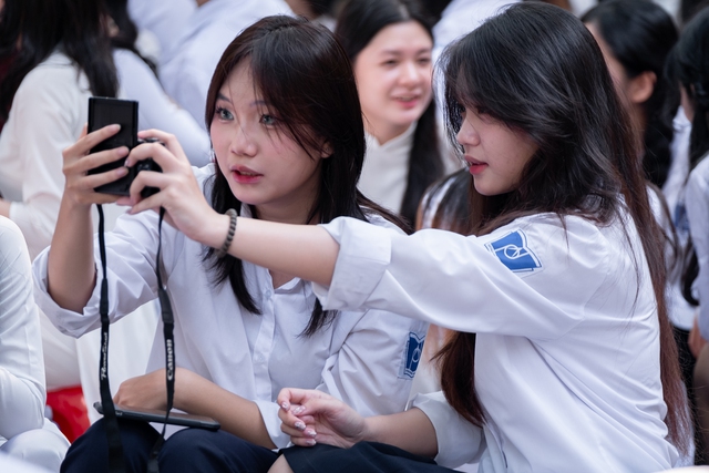 Các nữ sinh tranh thủ chụp với nhau tấm ảnh làm kỷ niệm