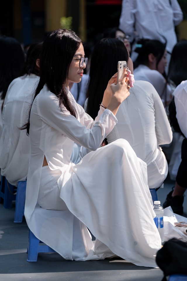 Nữ sinh này thì đang đảm nhận nhiệm vụ 