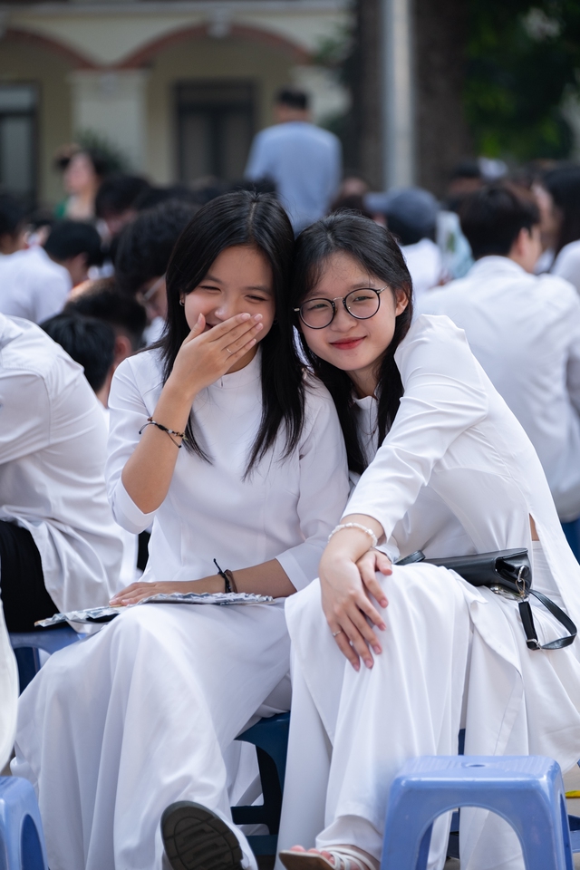 Trong khi đó, hai cô bạn này thì vô cùng dễ thương