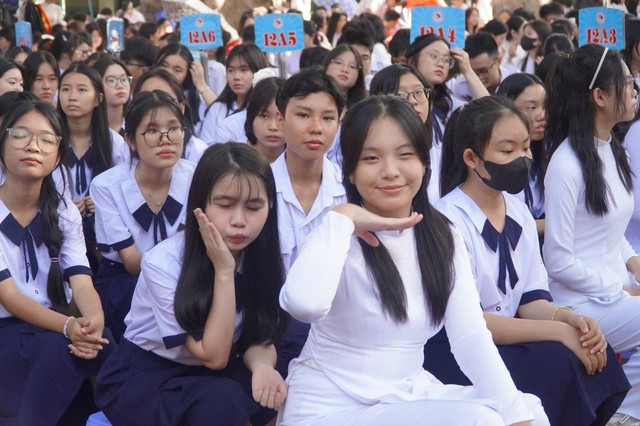 Áo dài đơn giản nhưng vẫn nổi bật