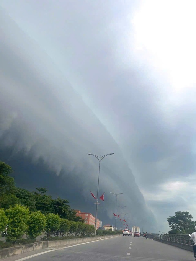 Mây đen bao phủ TP Vinh sáng 6-9