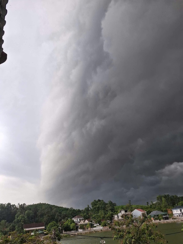 Tại huyện Thanh Chương, tỉnh Nghệ An, mây đen cũng bao phủ bầu trời vào sáng 6-9