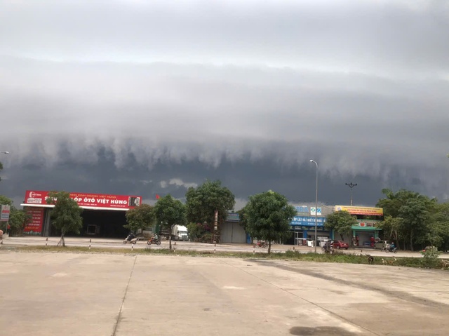 Hình ảnh mây đen kịt tại huyện Hưng Nguyên, Nghệ An sáng 6-9