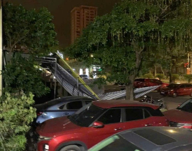 Gió lớn khiến mái tôn tại TP Vinh bị bay