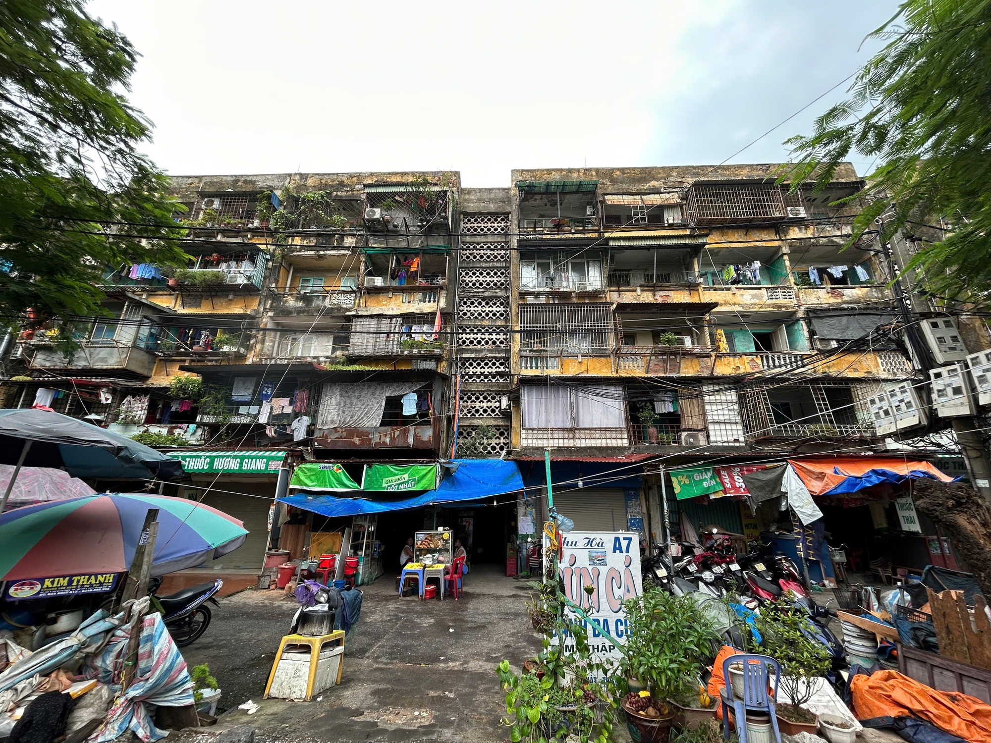 Khu nhà chung cư cũ xuống cấp, người dân buộc phải di dời để tránh bão số 3