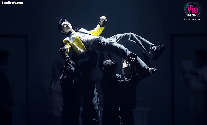 Isaac trong tiết mục cực ấn tượng