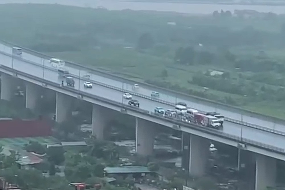 Hình ảnh đoàn xe máy được ô tô 