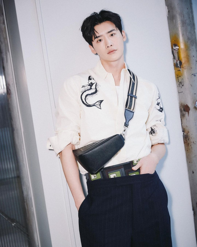 ... lẫn hợp đồng đại sứ mới