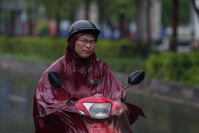 Tuy nhiên, người dân cũng được khuyến cáo không nên ra ngoài nếu không thực sự không có việc thực sự cần thiết