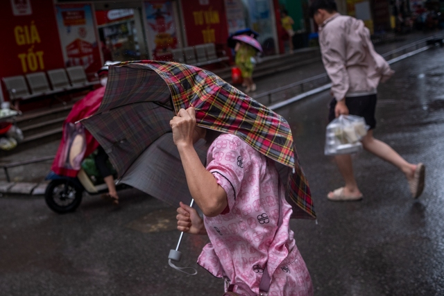 Sáng ngày 7/9, do ảnh hưởng của bão số 3 Yagi, nhiều nơi trên địa bàn thành phố Hà Nội đã xuất hiện mưa lớn kèm gió giật mạnh. Nhiều người dân chủ động ở nhà để tránh bão khiến đường phố vắng vẻ