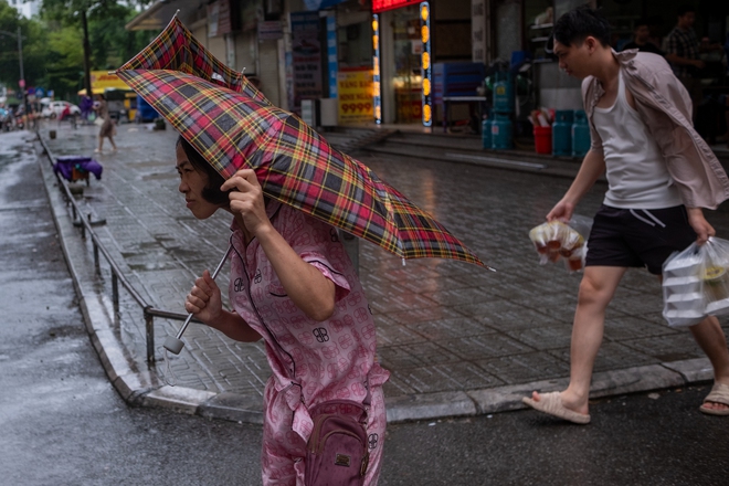 Nhiều người vẫn cố gắng xuống mua đồ ăn để tích trữ cho những ngày sắp tới
