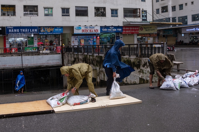 Người dân cùng chính quyền tích cực chuẩn bị cho cơn bão sắp đổ bộ vào đất liền Việt Nam